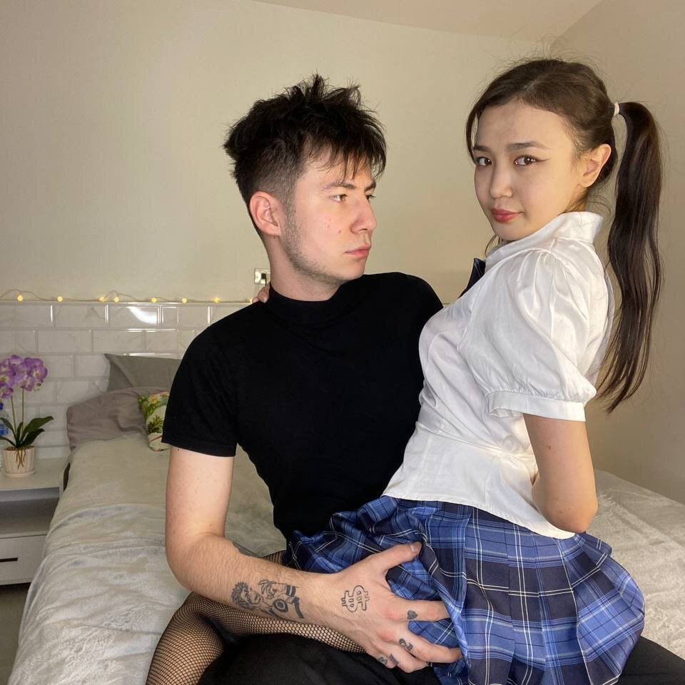 Beautiful Alya_and_Max camgirl in vrcamshot.com